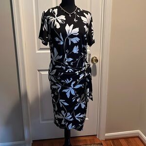 Brand NEW Maggy London Floral Short Sleeve Ruched Faux Wrap Dress. size 12.